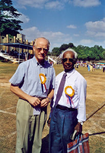 Nordindien. Fra 50 års jubilæum i NELC , november 2000. NELCs første biskop, Munshi M. Tudu, fra 1958-1987. Her i samtale med vicegeneralsekretær i Danmission, Jørgen Nørgaard Pedersen