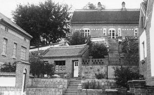 Den gamle og den nye lægebolig samt gavlene af skole- og laboratoriebygningen og mandshospitalet i Siuyen. Anvendt i 1937 og 1967