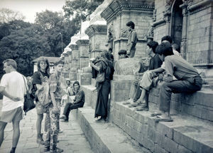 Unge i dialog med hellige mænd (Sadhus) ved Pashupatinath Hindu Tempel, maj 1993