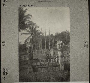 Dajak grave in Siangland, behind Puruk Tjahu. The burial place for this family grave is in front of the house