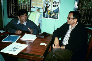 Leder af Supoth projektet i Bangladesh, Doyal Chandra Paul (tv) i samtale med landechef Stephen Baroi, 2002