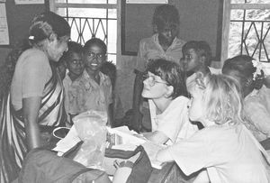 Fra ALCs Skoleprojekt i Tamil Nadu, Sydindien. Lærer og volontør februar/juli 1990, Annette Søndergaard Larsen på besøg i en skoleklasse. Amalie Rönnow (th) lytter med