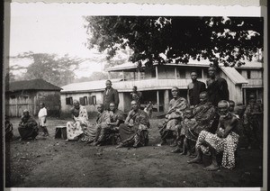 Die Presbyter der Gemeinde Bompata m. d. Pfarrer begrüssen die Katechistenklasse des Seminar's Akropong, die auf der Predigtreise sind