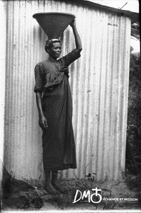 African woman carrying a pot on her head, Antioka, Mozambique, ca. 1901-1915