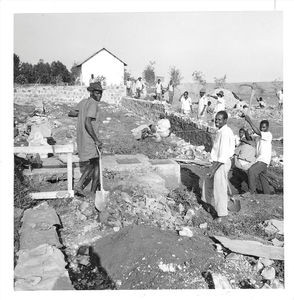 ELCT, Kagera-regionen, Tanzania. Fra byggeriet af den nye fødeafdeling på Nyakahanga Hospital, 1964. Hospitalskirken ses i baggrunden. (Anvendt i: Dansk Missionsblad nr 8/1968)