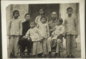 Herr Pfr. Ho und Familie. Gemeinde- u. Distriktpfarrer von Moyen. 1939