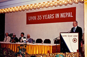 Kathmandu, Nepal 1989. Adm. direktør Howard Barclay, UMN, på talerstolen. Fra højre: Nepals udenrigsminister Shailendra Kumar Upadhyaya, præsident for UMN, Richard Clark samt yderst til venstre: DSM generalsekretær og vicepræsident i UMN, Jørgen Nørgaard Pedersen