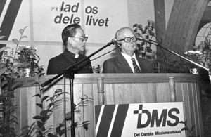 DMS Landsmødet i Brønderslev, 1989. På talerstolen kirkepræsident, pastor Stanley Tung, Taiwan Lutherske Kirke/TLC, med tidligere missionær i Kina, Axel B. Christensen som tolk