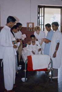 Nursing Teacher Grethe Madsen teaching students – probably at the Orthopedic Sher-e-Bangla Hosp