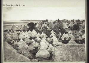 "Das Salzlager in Anyako mit einem kleinen Theil der Stadt und der Lagune."