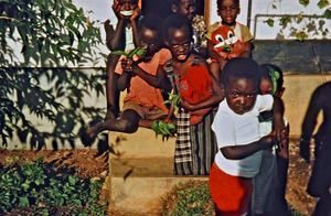 Nordveststiftet, Tanzania, 1984. Børnene på Ntoma Husholdningsskole er integrerede i hele skolehverdagen. Lærerne er gift, mange af dem har børn, og søndag eftermiddag kommer de hos missionær Gudrun Larsen, som synger med dem og i det hele taget nyder samværet med børnene