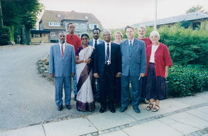 Fra venstre: Mr. Jesudian, (?), Khannemozhi, Rev. Vijayakumar, biskop John Franklin, Karen Berntsen, Verner Tranholm-Mikkelsen, generalsekretær Anders Mielke, Janne Garder. (Lokalitet?)
