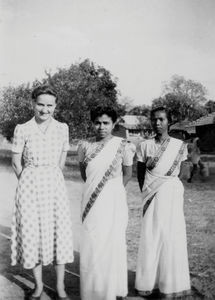 Nimasarai, Malda i West Bengal, juli 1950. Lægemissionær Else Høilund begyndte klinikarbejde her sammen med 2 indiske sygeplejersker, indtil hun fra 1952 flyttede til Rajadighi. Her blev der bygget et nyt hospital, Rajadighi Kristne Hospital, hvor hun blev leder gennem mange år