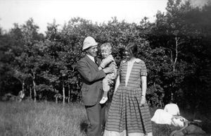 Gaurang/Gaorang, Assam, Nordindien. Pastor Aksel Kristiansen og Rigmor Kristiansen med sønnen Otto (f. 1930)