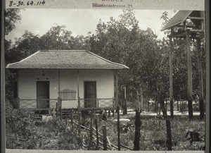 Pahandut: links Hilfkrankenhaus rechts Glockengestell. 1929