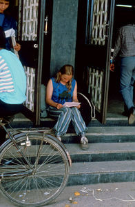 Nr. 14 - Hun når kun til posthusets fortrappe, inden brevet lukkes op, og der er ingen tvivl om den glæde, der afspejler sig, når der kommer et sådant brev hjemmefra. (Foto: Kathmandu 1986)