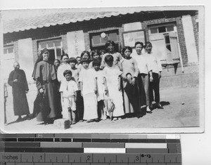 Maryknoll Sister with Christians at Dalian, China, 1939