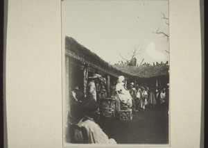 Ndjoya auf seinem Throne am Erntefest in Fumban. Im Vordergrund seine Tante, Missionar Geprägs, Schwarz u. Göhring