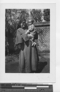 Maryknoll Sister with orphan at Fushun, China, 1938