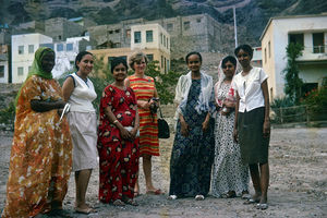 Lærerinderne fra Danish Mission Girls' School, Crater, Aden. Fra venstre Aisha, Zeinab, Shafiqa, Esther Poulsen, Miriam. De to sidste er muligvis asisterende lærerinder. 1966 Esther Poulsen blev udsendt af DMS fra 1958 - 1971 og stationeret i Aden, Zingabar og Oman