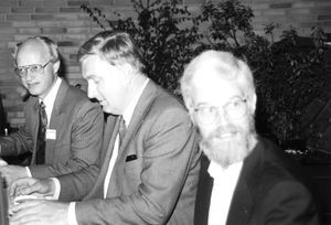 Generalsekretær Jørgen Nørgaard Pedersen, kirkeminister Torben Rechendorff og formand Thorkild Schousboe Laursen på landsmødet i Hammerum 1991