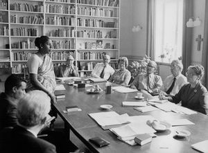 Magister mrs. V. Nattathambi taler til DMS's bestyrelse 1973. Fra venstre: Søren Borello, Henrik Christiansen, Inge tranholm-Mikkelsen, Mogens Breiner Henriksen, Poul Jespersen, Anna Mikalsen