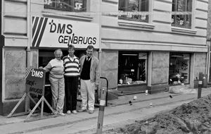 DMS genbrugsbutik i Aalborg, 1988. I midten: frivillig medarbejder Kirsten Jensen