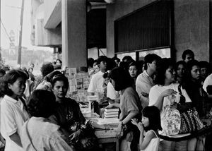 Folk står i kø foran den evangeliske kirke, 'Bread of Life' (Livets Brød) i Manila, Filippinerne. Januar 1993