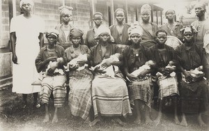 Mothers, babies and hospital staff, Nigeria, ca. 1938