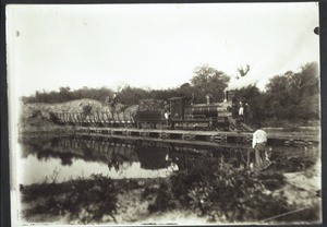 Provisorische Eisenbahnbrücke über den Rio Chico mit Rohrzug. Puente del Mte. Redondo s/ el Riò Chico