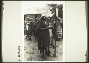 Der Sprecher des Balihäuptlings Galega II. Rechts der Häuptling