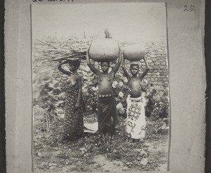 Gold Coast: girls carrying loads