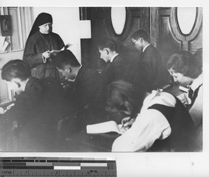 Maryknoll Sister teaching class at Dalian, China, 1939