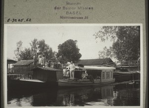 Reise ins Innere zwischen Kap. & Kahajan (Kanal). Miss. Lampmann mit Frau & Kindern (1925)