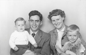 Missionærfamilien Fritzie og Ove Peder Bartholdy med de to ældste børn: Peter (1954) og Anders (1956), Foto fra 1957. Pastor Ove Bartholdy med familie var udsendt af DMS til Japan, 1957-62. Efter sprogstudier i Kobe, 1957-59 arbejdede han med evangelisation i Ikeda og Hokkaido, 1959-61