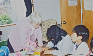 Den Lutherske Kirke/JELC, Japan. Missionær Else Christensen deltager i kirkens børnearbejde. (Else og Kresten Christensen var udsendt af DMS til Japan, 1981-98)