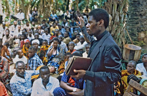 Gudstjeneste i Tanzania. Her er et blomstrende kirkeliv og et stort menighedsfællesskab. 1997