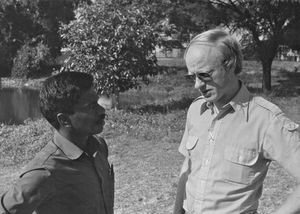 Bangladesh Northern Evg. Lutheran Church, 1983. Generalsekretær i Dansk Santalmission, Jørgen Nørgaard Pedersen, i samtale med biskop Chandrai Soren, BNELC