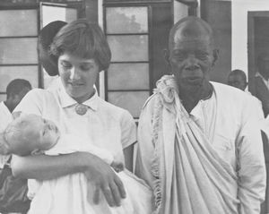 Kagera Region, Tanganyika (fra 1964 Tanzania). To nydøbte i 1959. Peter Ochsner blev døbt af sin far, missionær og præst Knud Ochsner, i Ndolage Hospitalskirke. Og Matayo blev døbt af den tyske missionær, pastor G. Jasper. (Anvendt i: Dansk Missionsblad nr 16/1959)