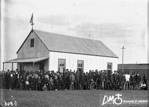 Group of people in front of a building, Pretoria, South Africa, ca. 1896-1911