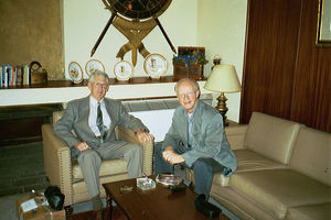 John Lowrie, (CMS) manager for The Tower Bookshop i Beirut 2002 i samtale med Jørgen Nørgaard Pedersen