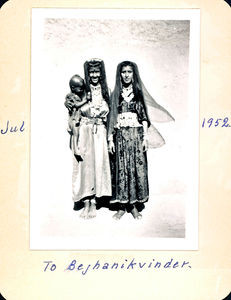 To Bejhanikvinder. Foto anvendt 1952