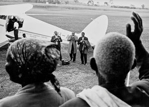 Fra lufthavnen i Bukoba, Tanzania. Pastor Kristian Lutahakana, provst i Kiziba, ved hjemkomsten fra et besøg i Danmark, 1969