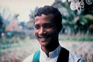 Diasserie "BLC - ung kirke i Bangladesh" - At være kirke i Bangladesh, Nr. 20 - Hvad er BLC's formål, og hvordan prøver I at leve op til det? - Jesus både forkyndte og hjalp dem der trængte til det, og vi prøver at efterligne det eksempel, han har vist os. For det første vil vi forkynde evangeliet blandt bengalere, så de hører det og tager imod det. Og for det andet vil vi prøve at tjene, og det vil sige lave socialt arbejde