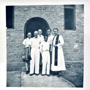 Fem missionspræster i Aden og den døbte Mustafa.Richard Madsen og Marius Borch Jensen, 1951