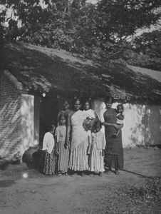 Optagelseshjemmet Dayastalam, Tirukoilur, Sydindien, marts 1913. Det nybyggede hus på grunden med nogle af vore kristne mødre og deres børn stående foran. (Optagelseshjemmet blev flyttet til Libanon, Tiruvannamalai i 1922)