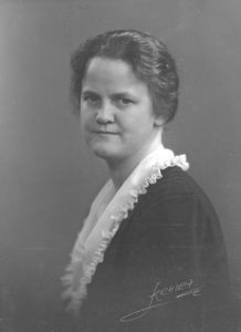 Christa Ousager- Hansen, b. 27.03.1897 in Nr. Nissum. Graduate in pharmacology 1924. Nurse from