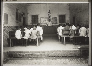 Inneres der Schule in Kyufo. Im Vordergrund der Lichthof (Himmelsbrunnen) des Hauses