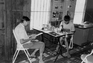 Bodil og Jørgen Lindgaard at the dining table in their home