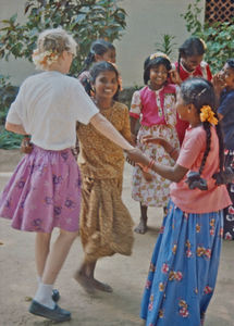 10.- Mission for børn i Indien. Diasserie 1990, "Da jeg blev velsignet af en elefant". Selv om pigerne er fattige, så er de glade, og her leger vi sammen